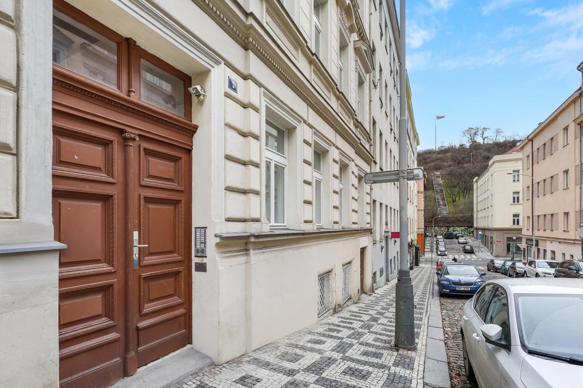 Cozy Near Center - Zizkov Apartment